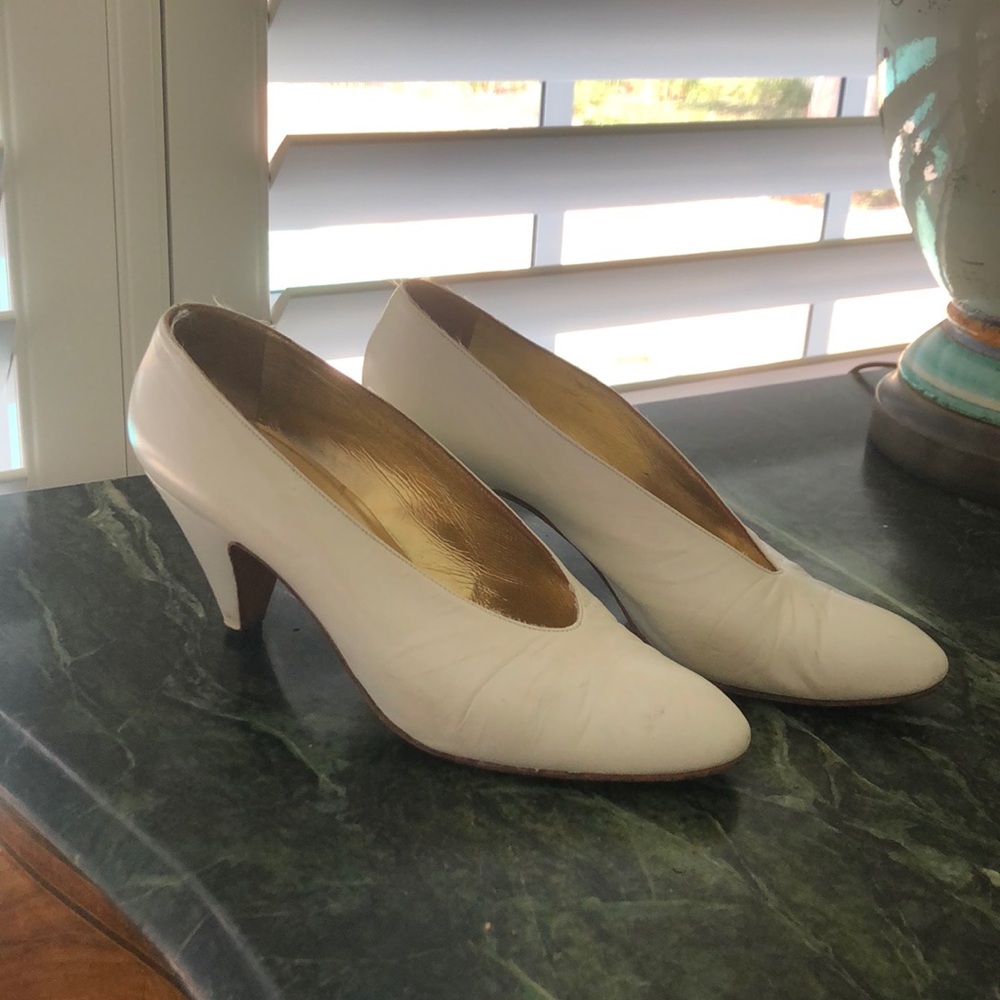 Shoe Biz white made in Italy size 8.5 good condition.